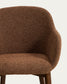 Sedia Meila con braccioli in ciniglia terracotta e gambe in rovere massiccio con finitura noce