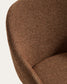Sedia Meila con braccioli in ciniglia terracotta e gambe in rovere massiccio con finitura noce