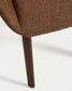 Sedia Meila con braccioli in ciniglia terracotta e gambe in rovere massiccio con finitura noce