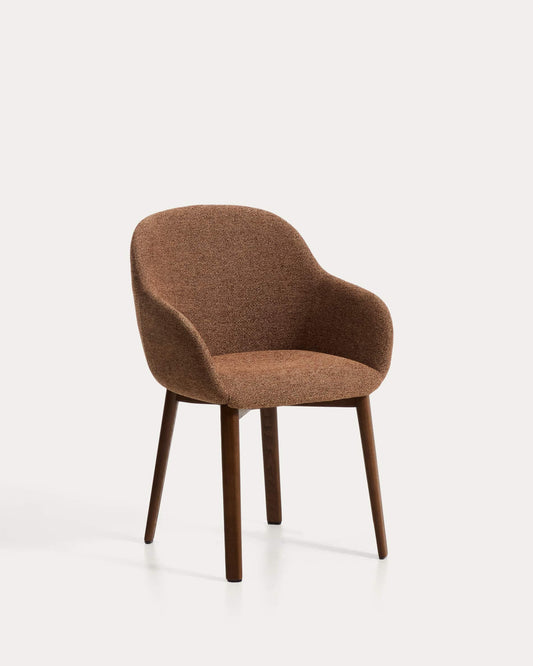 Sedia Meila con braccioli in ciniglia terracotta e gambe in rovere massiccio con finitura noce