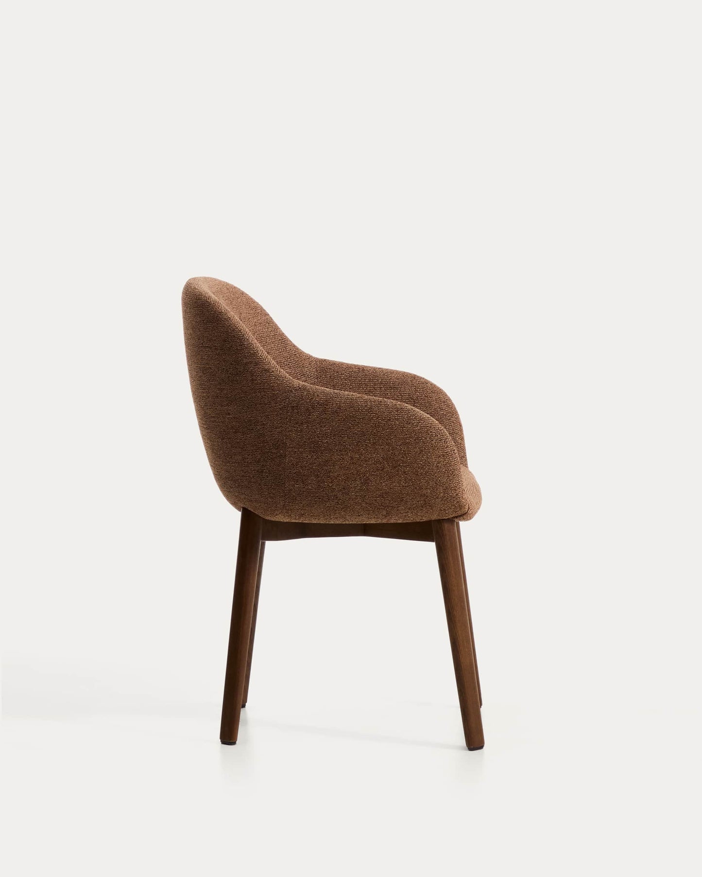 Sedia Meila con braccioli in ciniglia terracotta e gambe in rovere massiccio con finitura noce