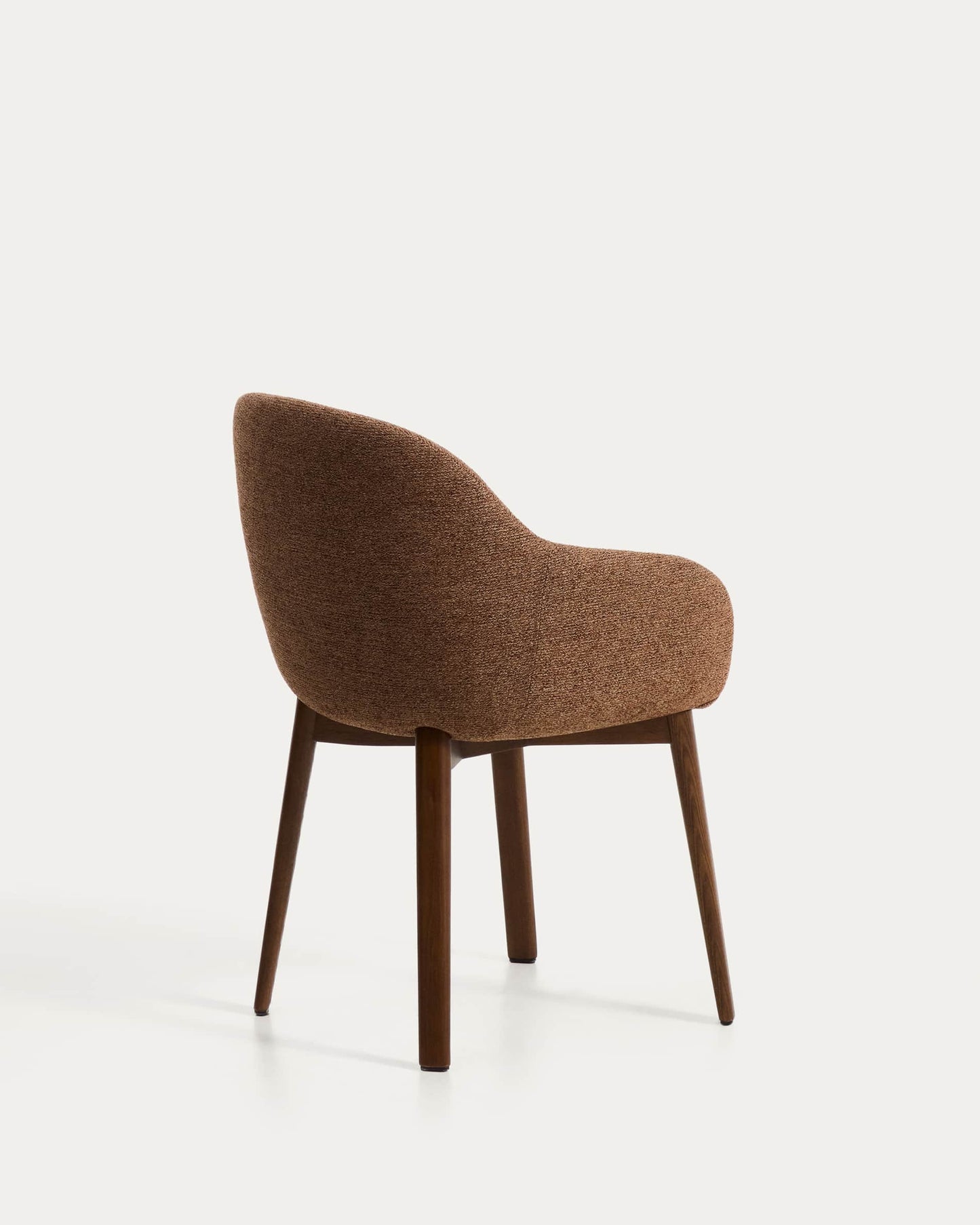 Sedia Meila con braccioli in ciniglia terracotta e gambe in rovere massiccio con finitura noce