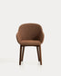 Sedia Meila con braccioli in ciniglia terracotta e gambe in rovere massiccio con finitura noce