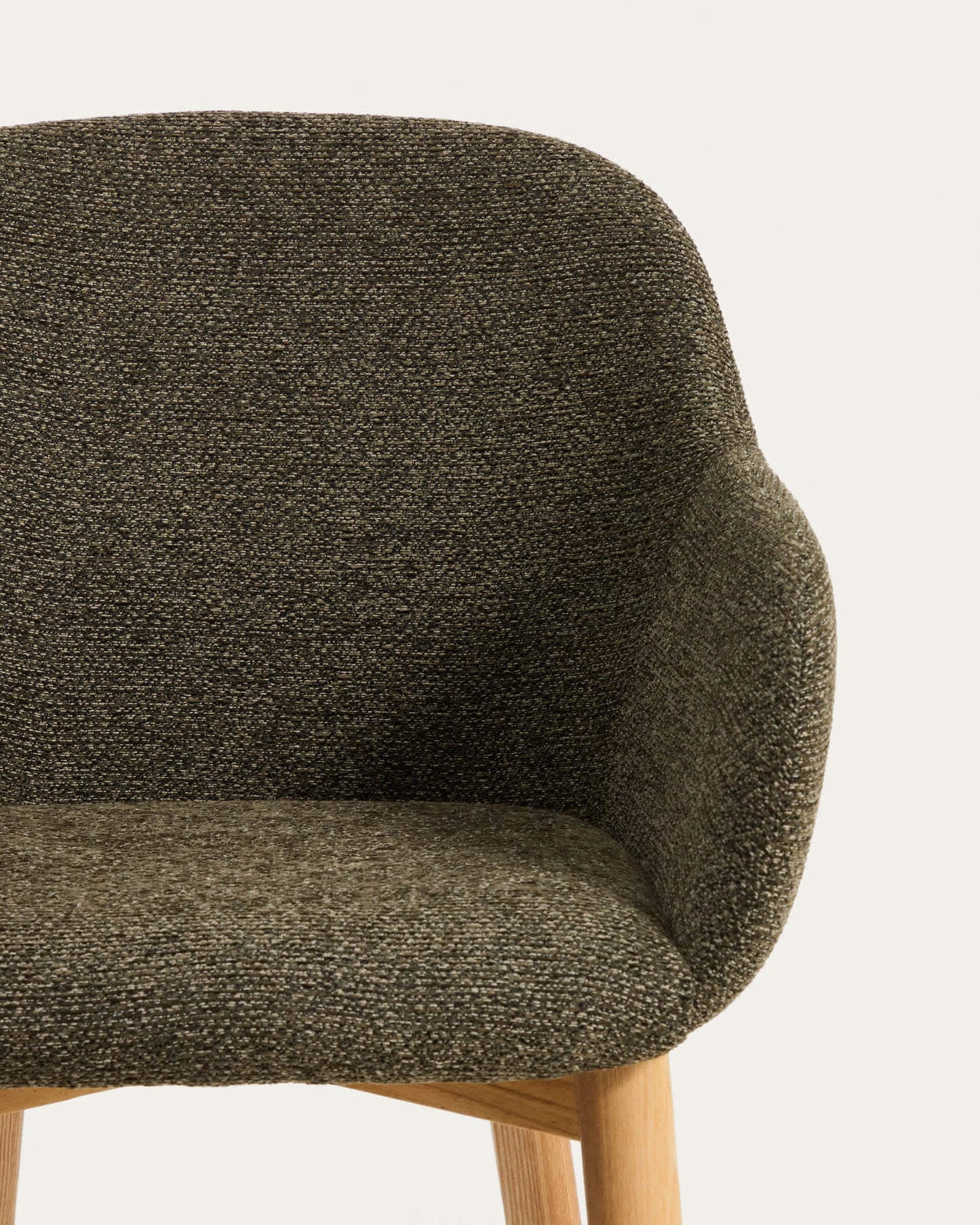 Sedia Meila con braccioli in ciniglia verde e gambe in rovere massiccio con finitura naturale