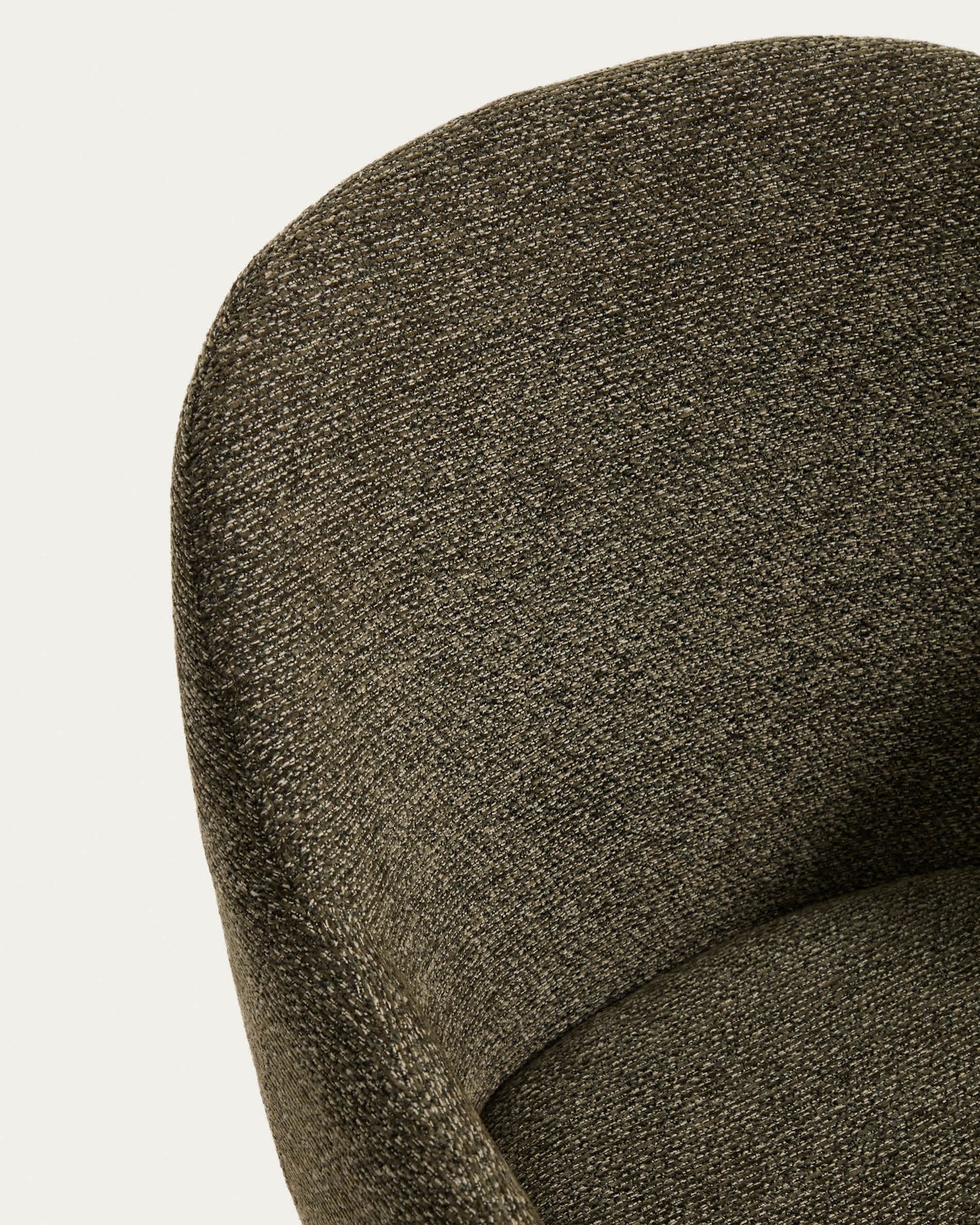 Sedia Meila con braccioli in ciniglia verde e gambe in rovere massiccio con finitura naturale