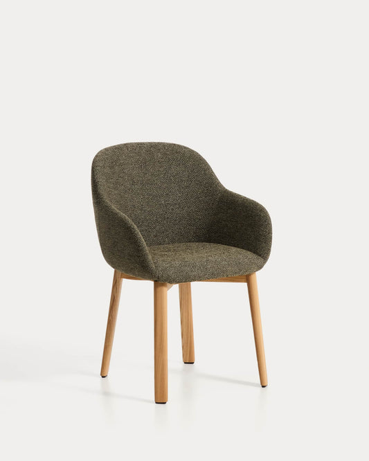 Sedia Meila con braccioli in ciniglia verde e gambe in rovere massiccio con finitura naturale