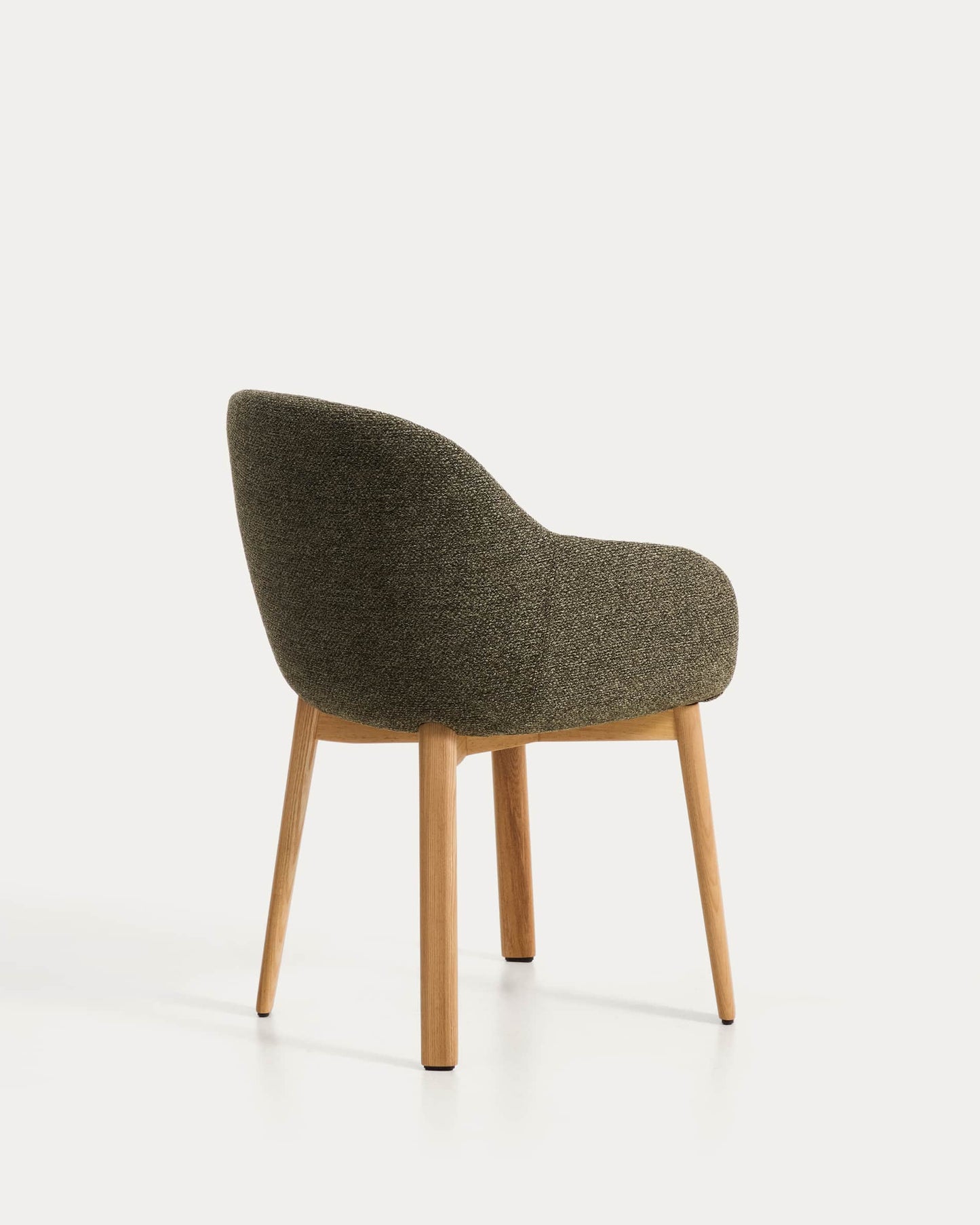 Sedia Meila con braccioli in ciniglia verde e gambe in rovere massiccio con finitura naturale