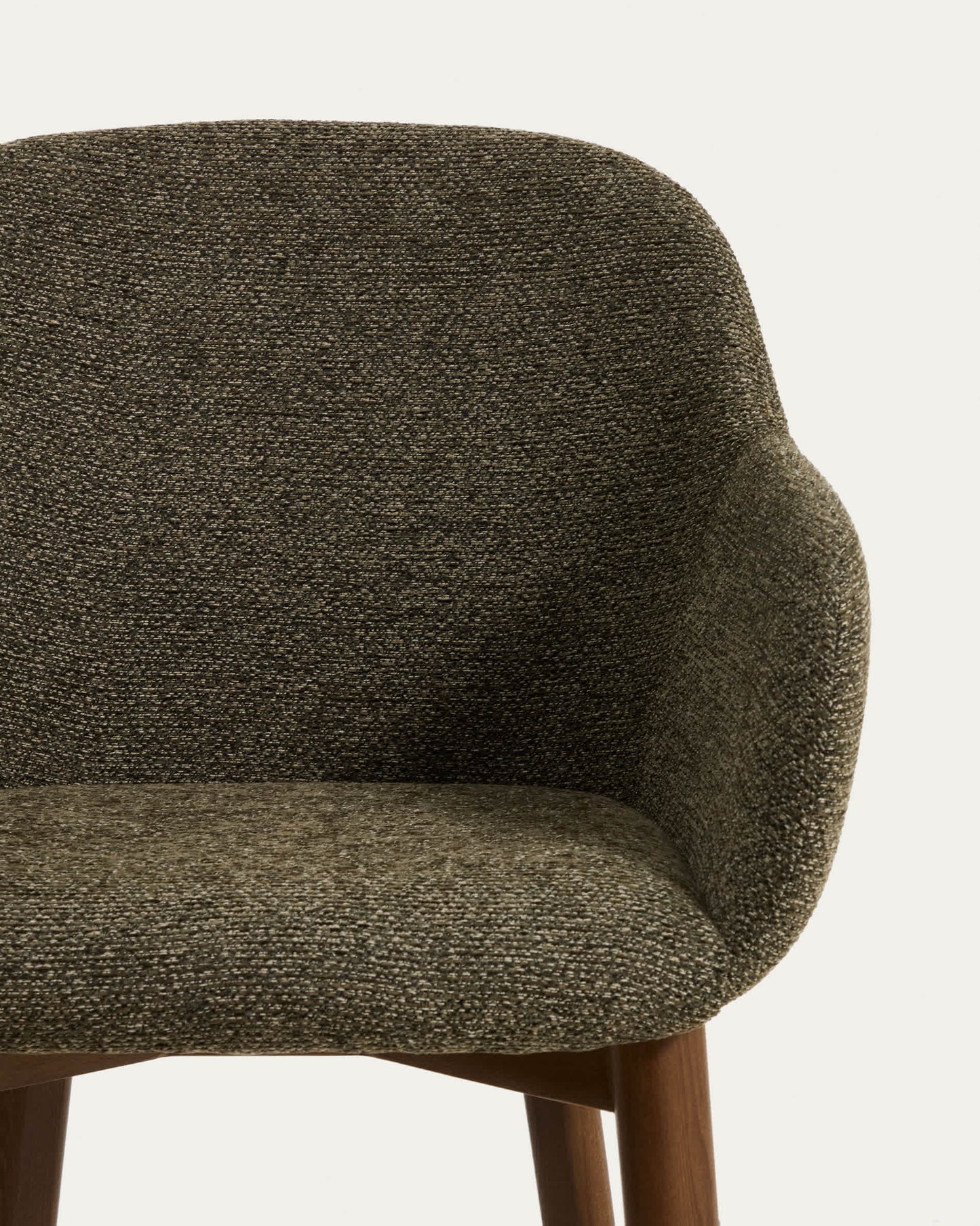 Sedia Meila con braccioli in ciniglia verde e gambe in rovere massiccio con finitura noce