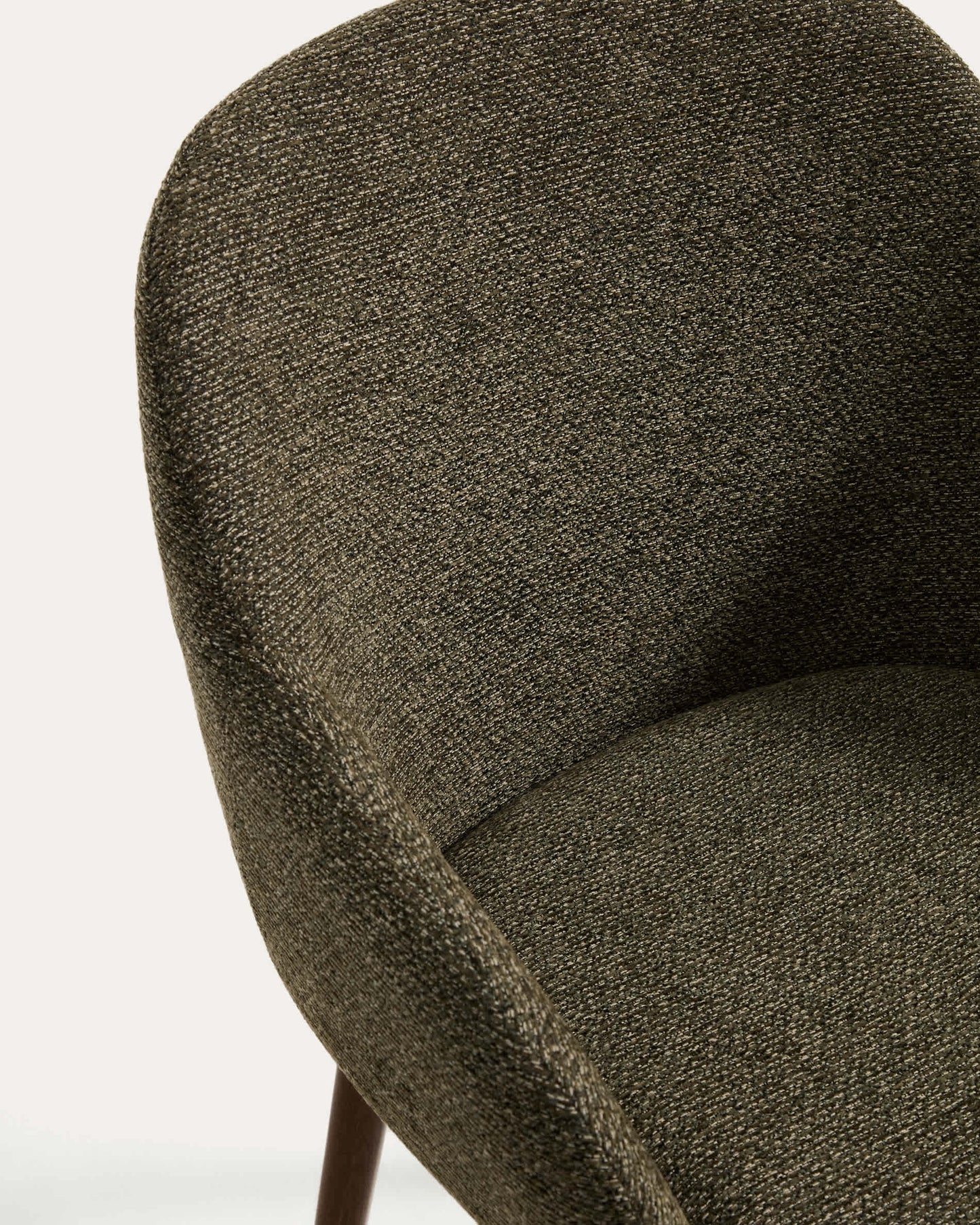 Sedia Meila con braccioli in ciniglia verde e gambe in rovere massiccio con finitura noce