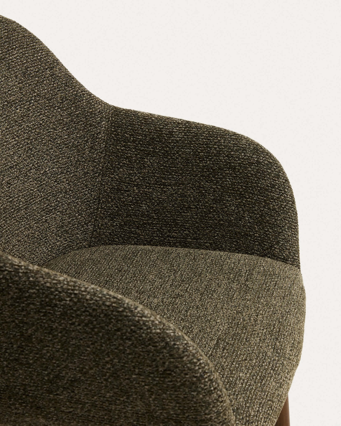Sedia Meila con braccioli in ciniglia verde e gambe in rovere massiccio con finitura noce