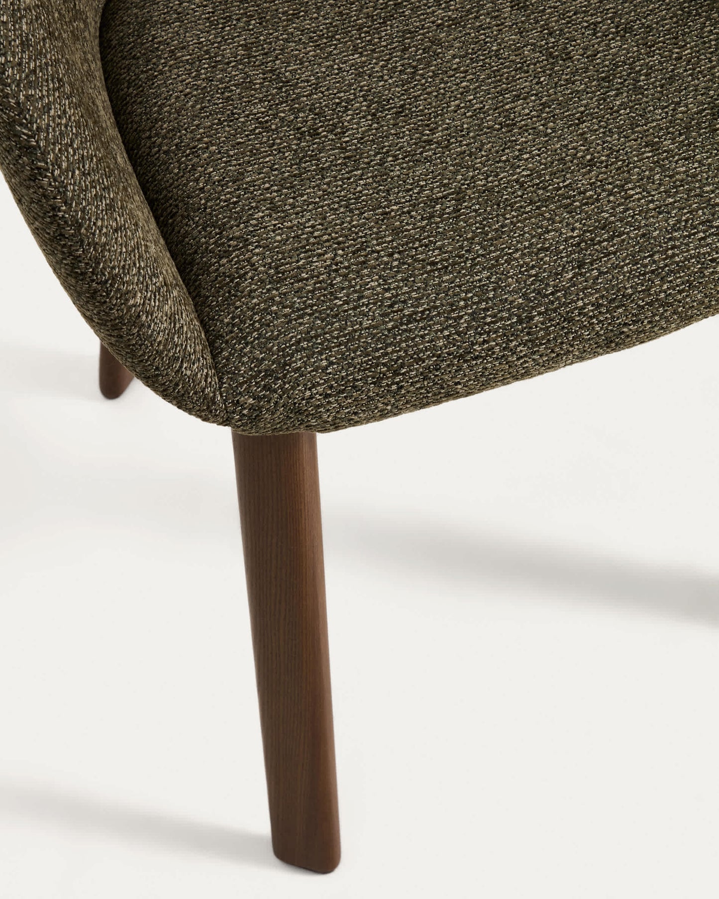 Sedia Meila con braccioli in ciniglia verde e gambe in rovere massiccio con finitura noce