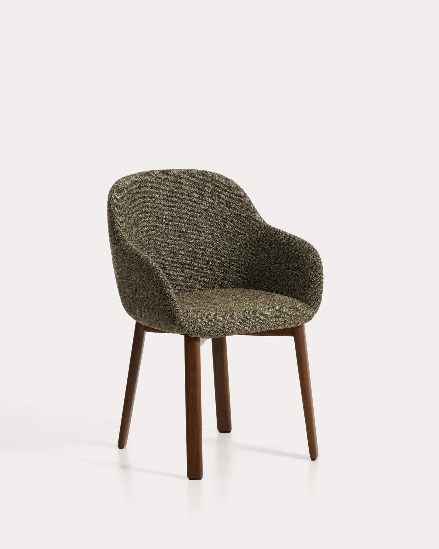 Sedia Meila con braccioli in ciniglia verde e gambe in rovere massiccio con finitura noce