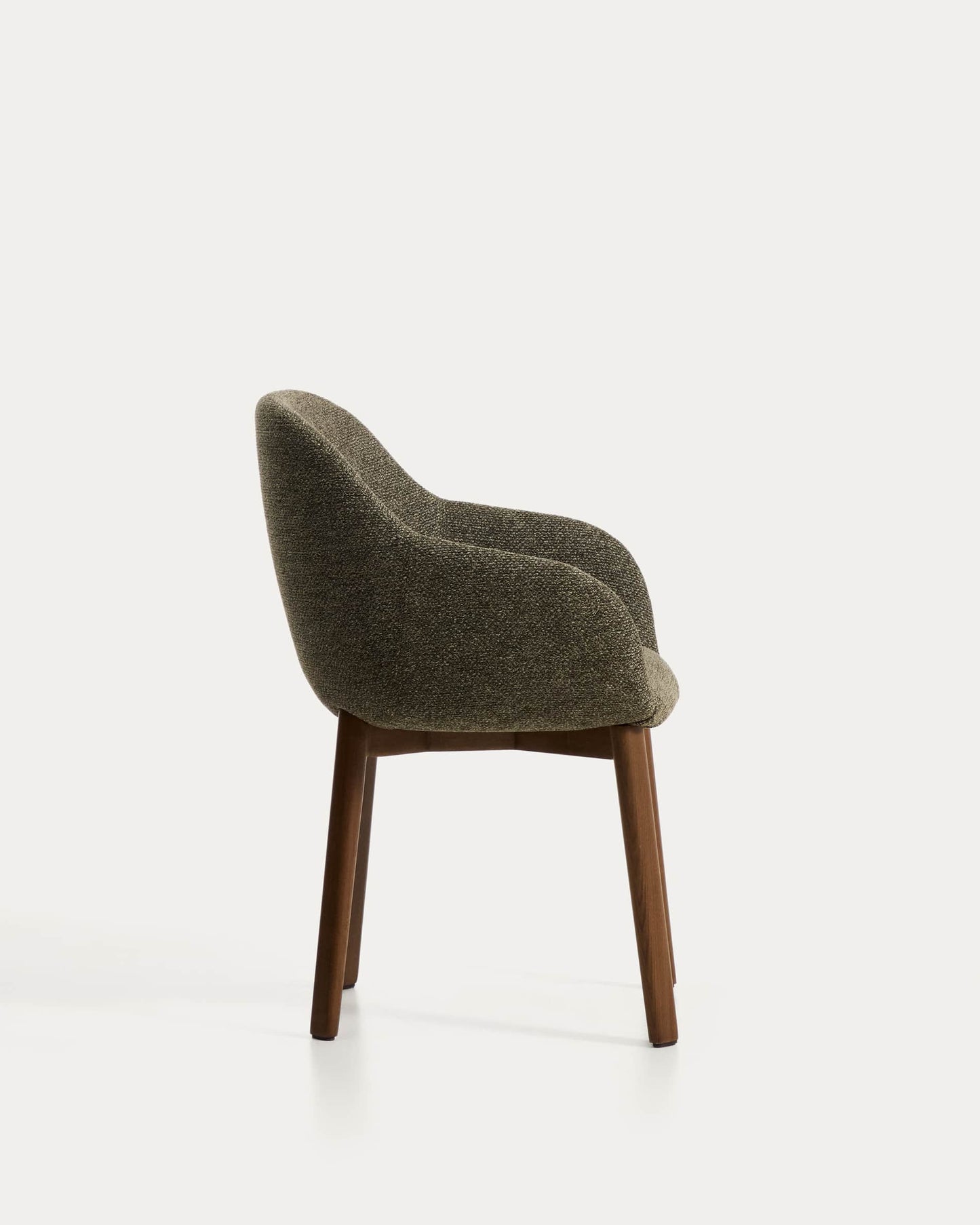 Sedia Meila con braccioli in ciniglia verde e gambe in rovere massiccio con finitura noce