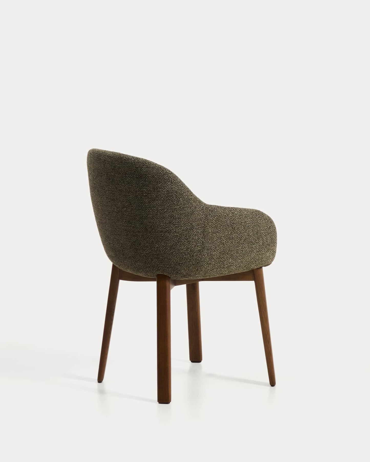 Sedia Meila con braccioli in ciniglia verde e gambe in rovere massiccio con finitura noce