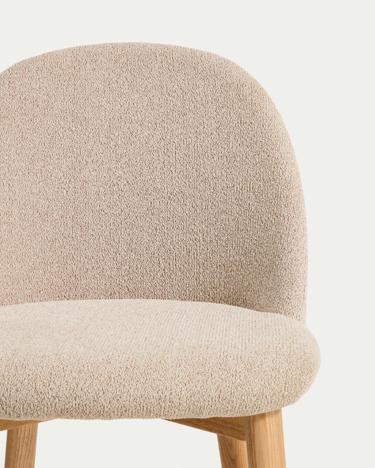 Sedia Meila in ciniglia beige e gambe in rovere massiccio con finitura naturale