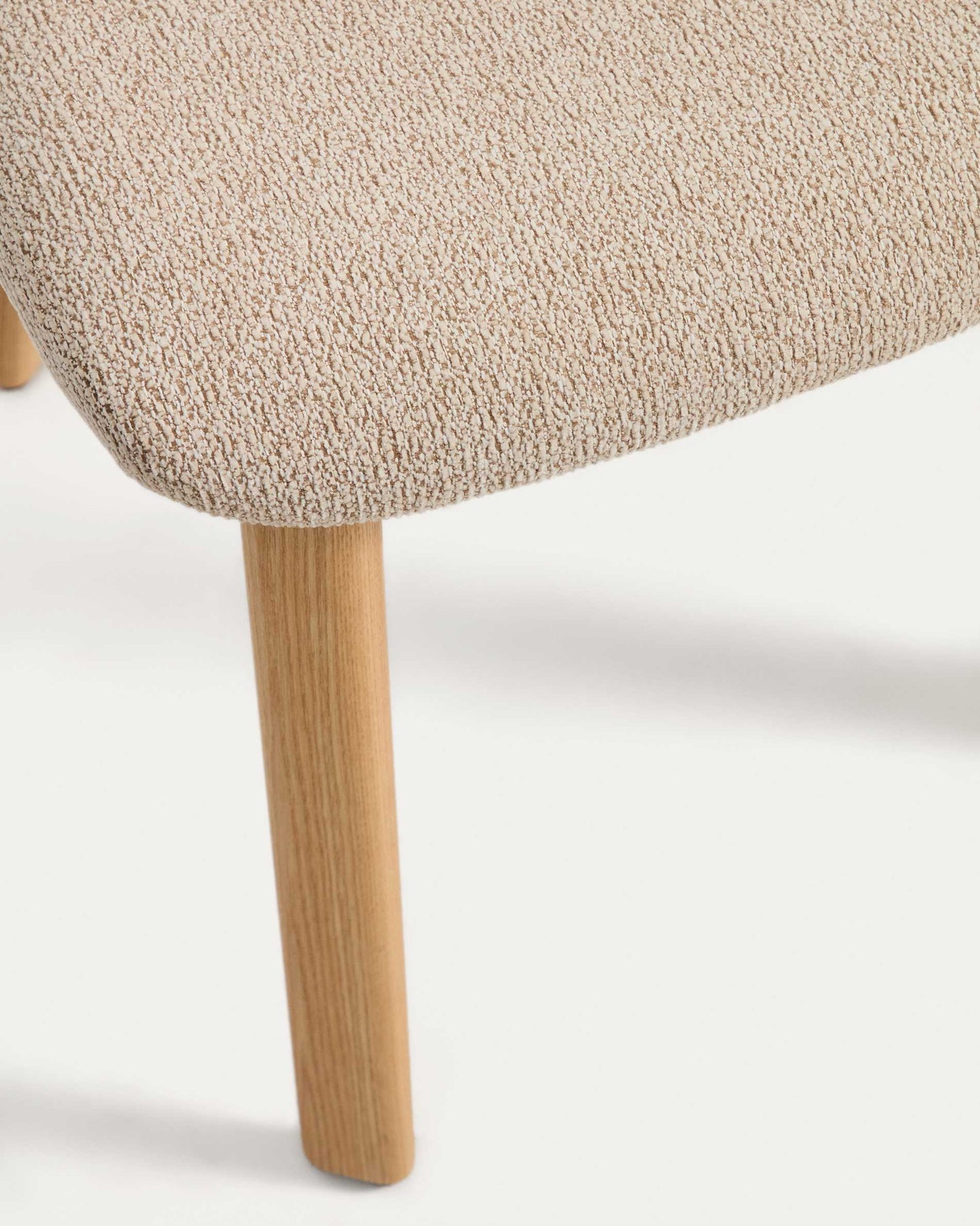Sedia Meila in ciniglia beige e gambe in rovere massiccio con finitura naturale