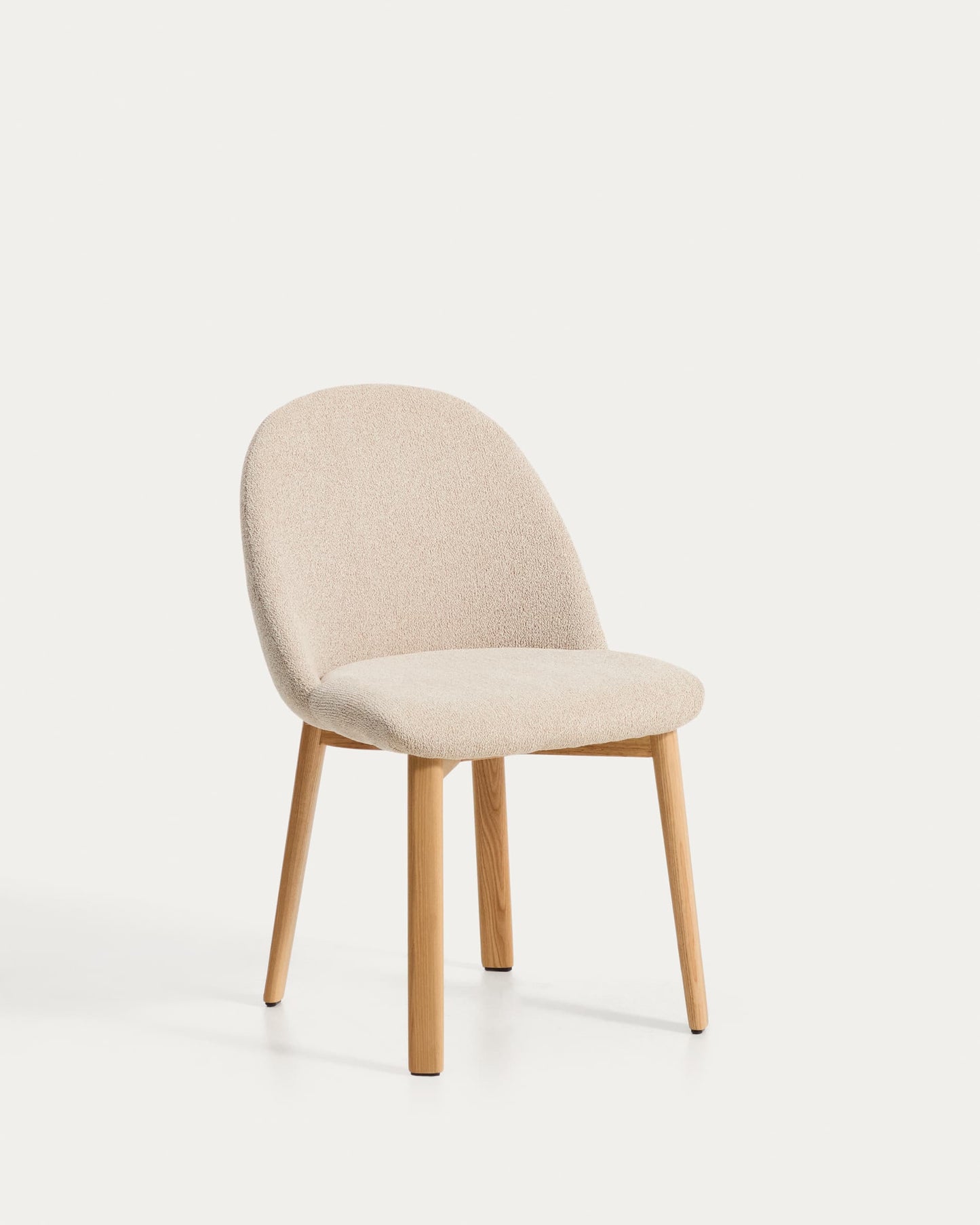 Sedia Meila in ciniglia beige e gambe in rovere massiccio con finitura naturale