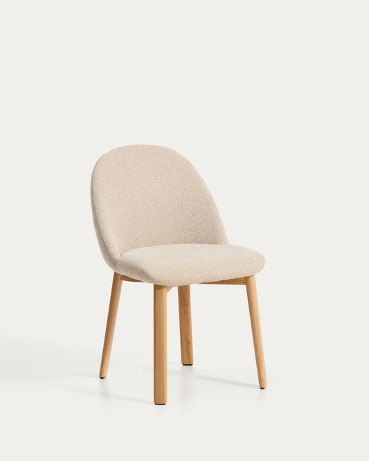 Sedia Meila in ciniglia beige e gambe in rovere massiccio con finitura naturale