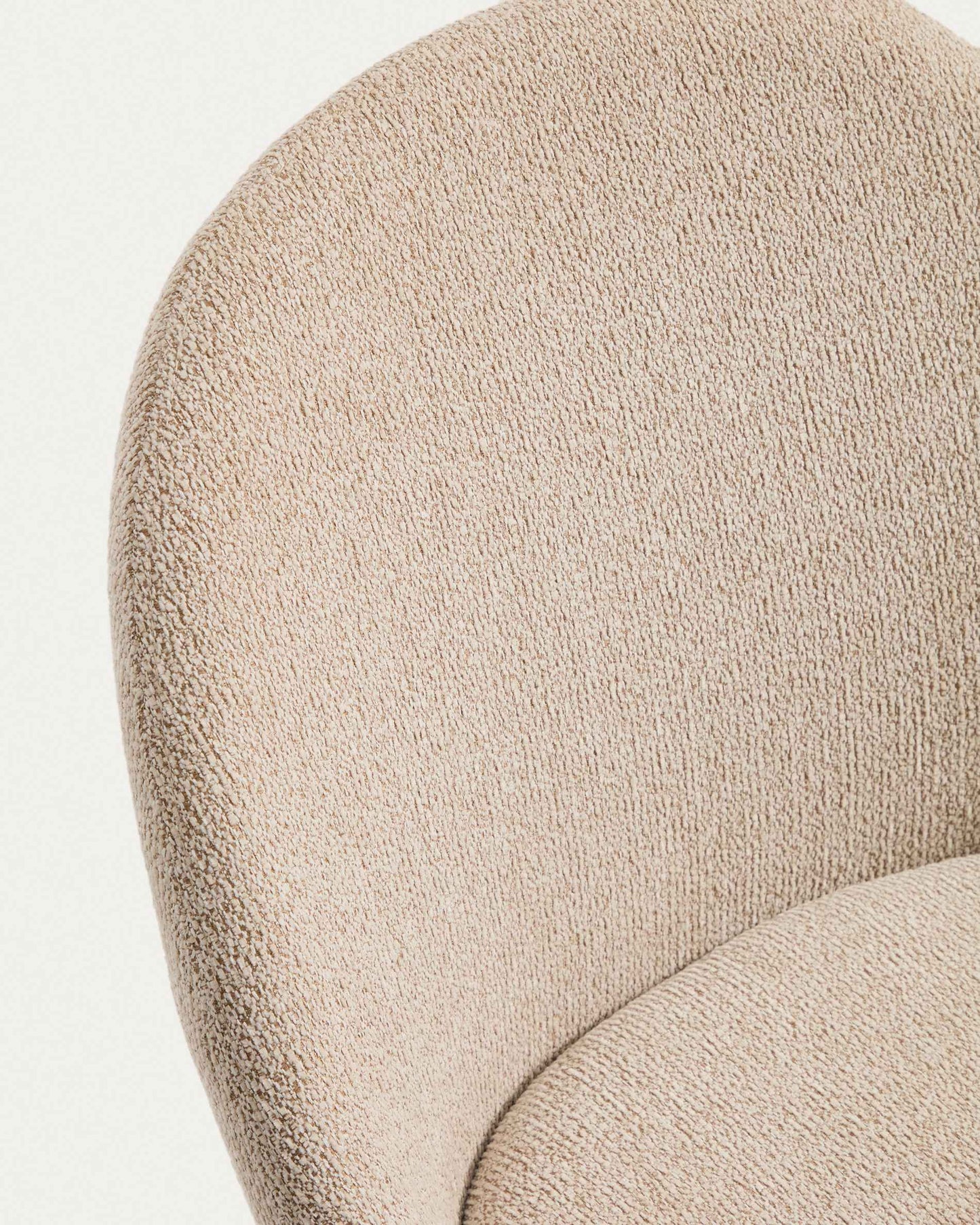 Sedia Meila in ciniglia beige e gambe in rovere massiccio con finitura noce