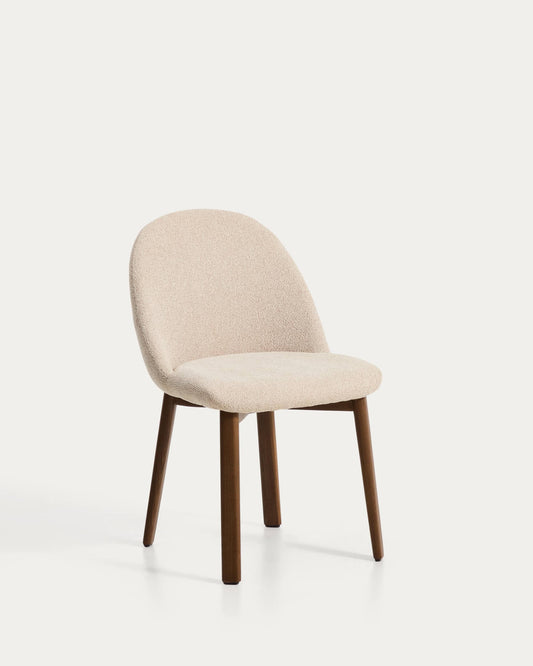 Sedia Meila in ciniglia beige e gambe in rovere massiccio con finitura noce