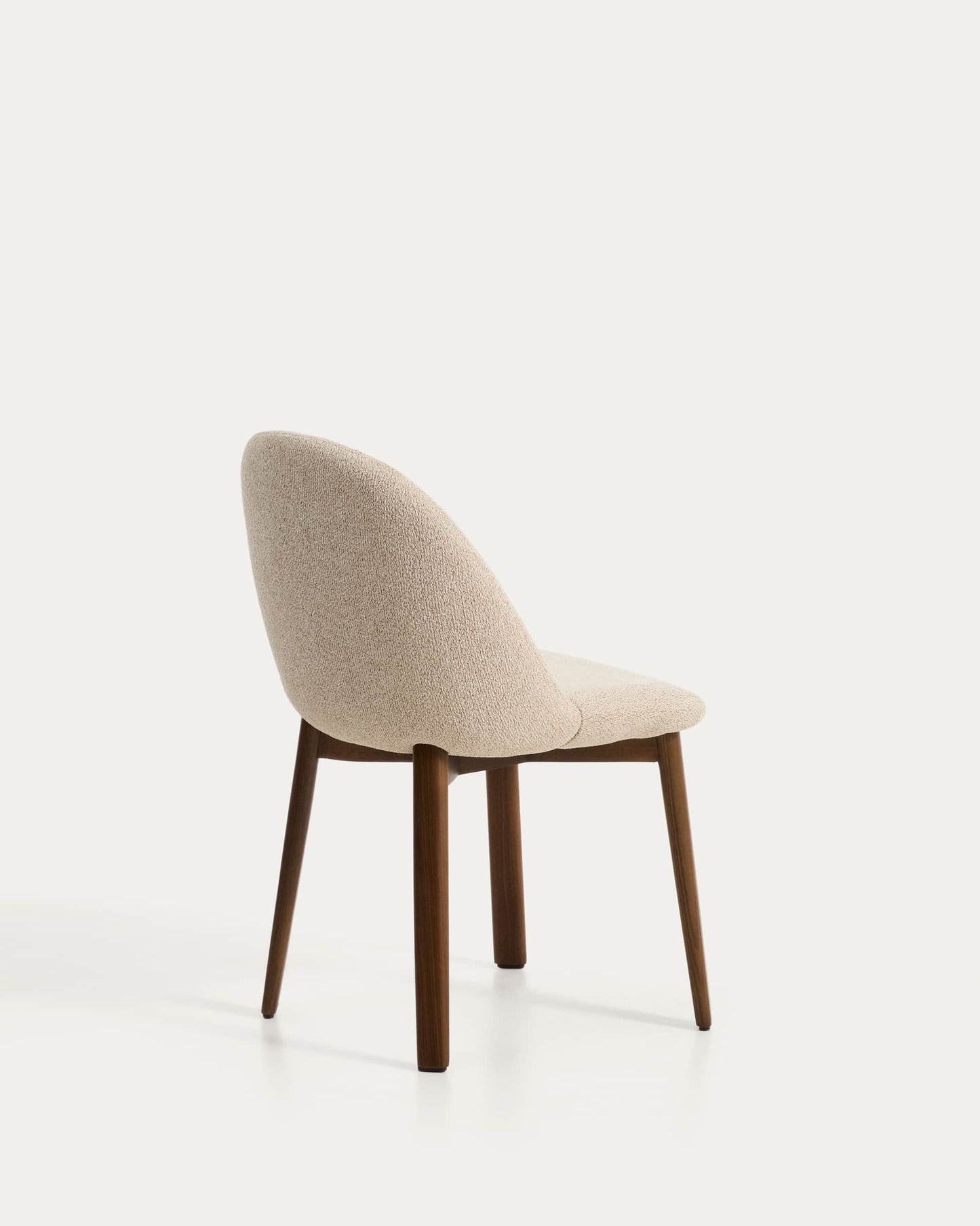 Sedia Meila in ciniglia beige e gambe in rovere massiccio con finitura noce
