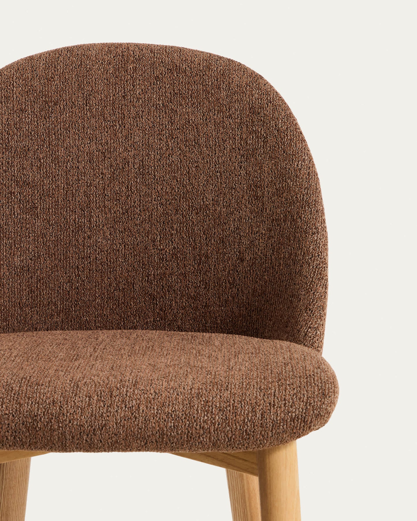 Sedia Meila in ciniglia terracotta e gambe in rovere massiccio con finitura naturale
