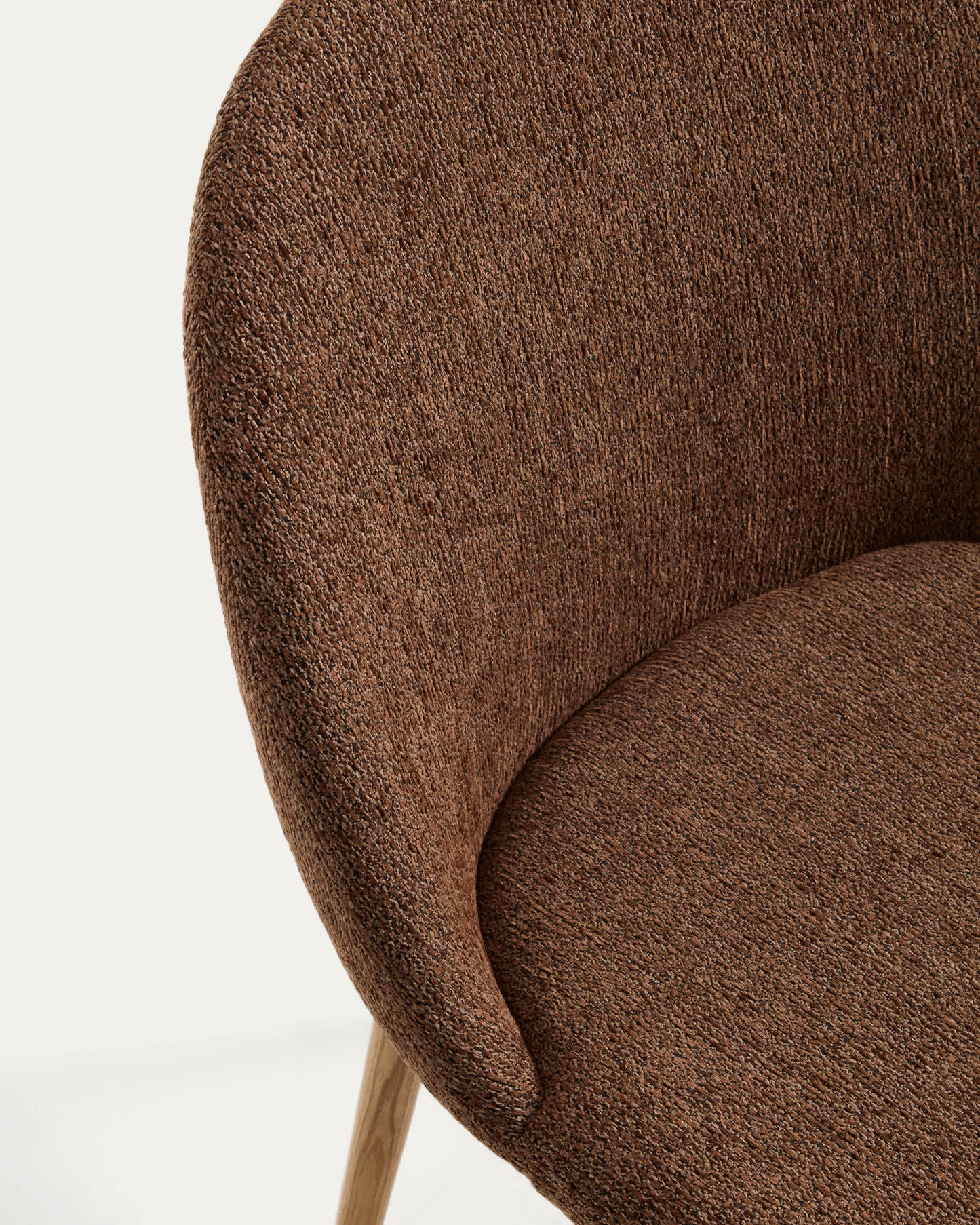 Sedia Meila in ciniglia terracotta e gambe in rovere massiccio con finitura naturale