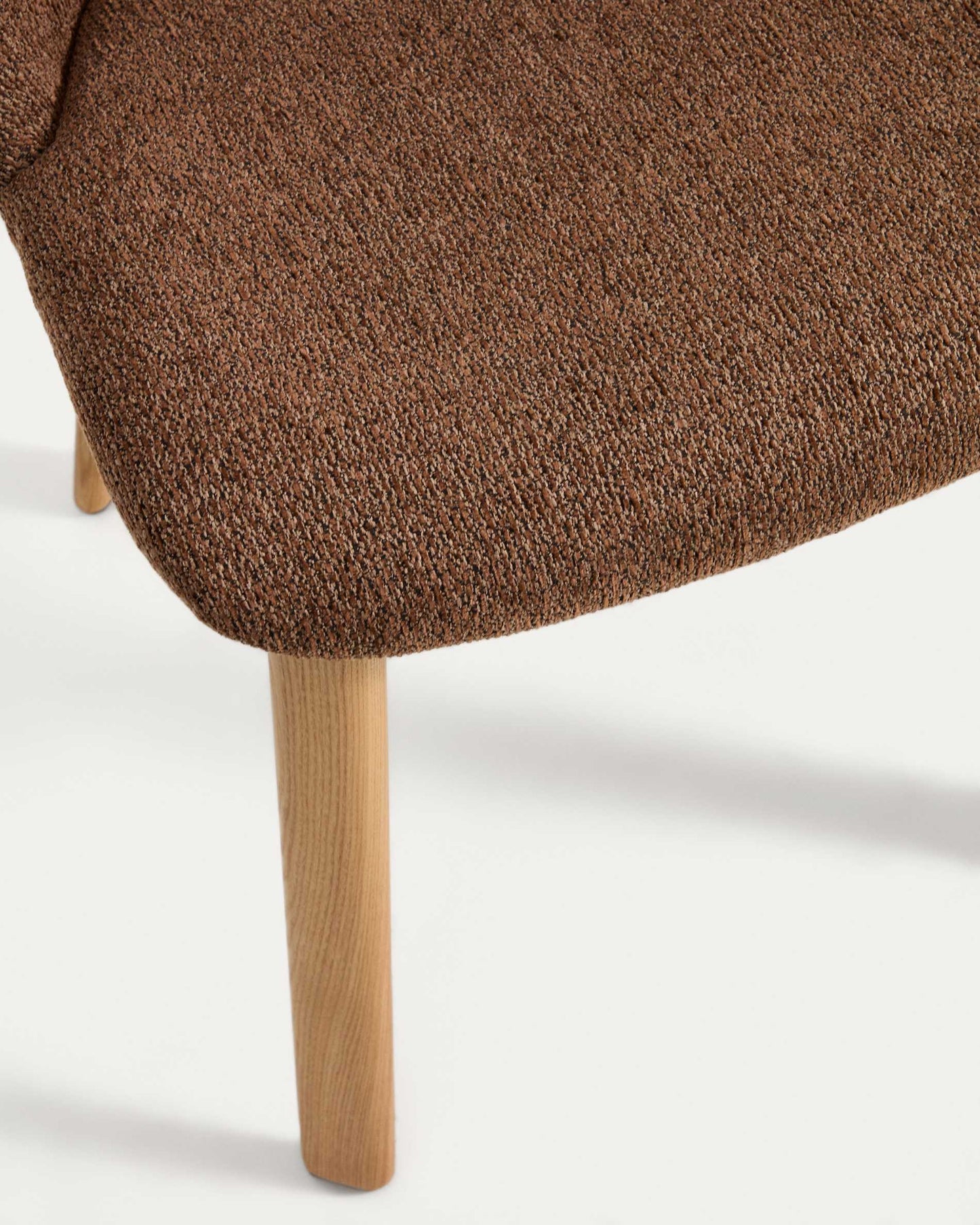 Sedia Meila in ciniglia terracotta e gambe in rovere massiccio con finitura naturale