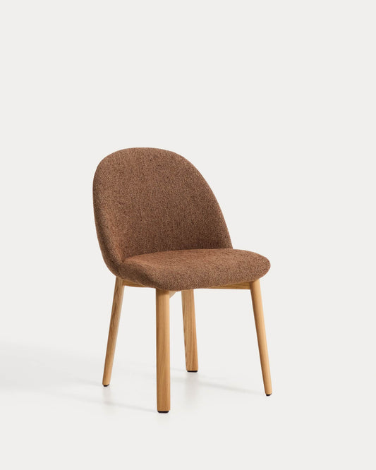 Sedia Meila in ciniglia terracotta e gambe in rovere massiccio con finitura naturale