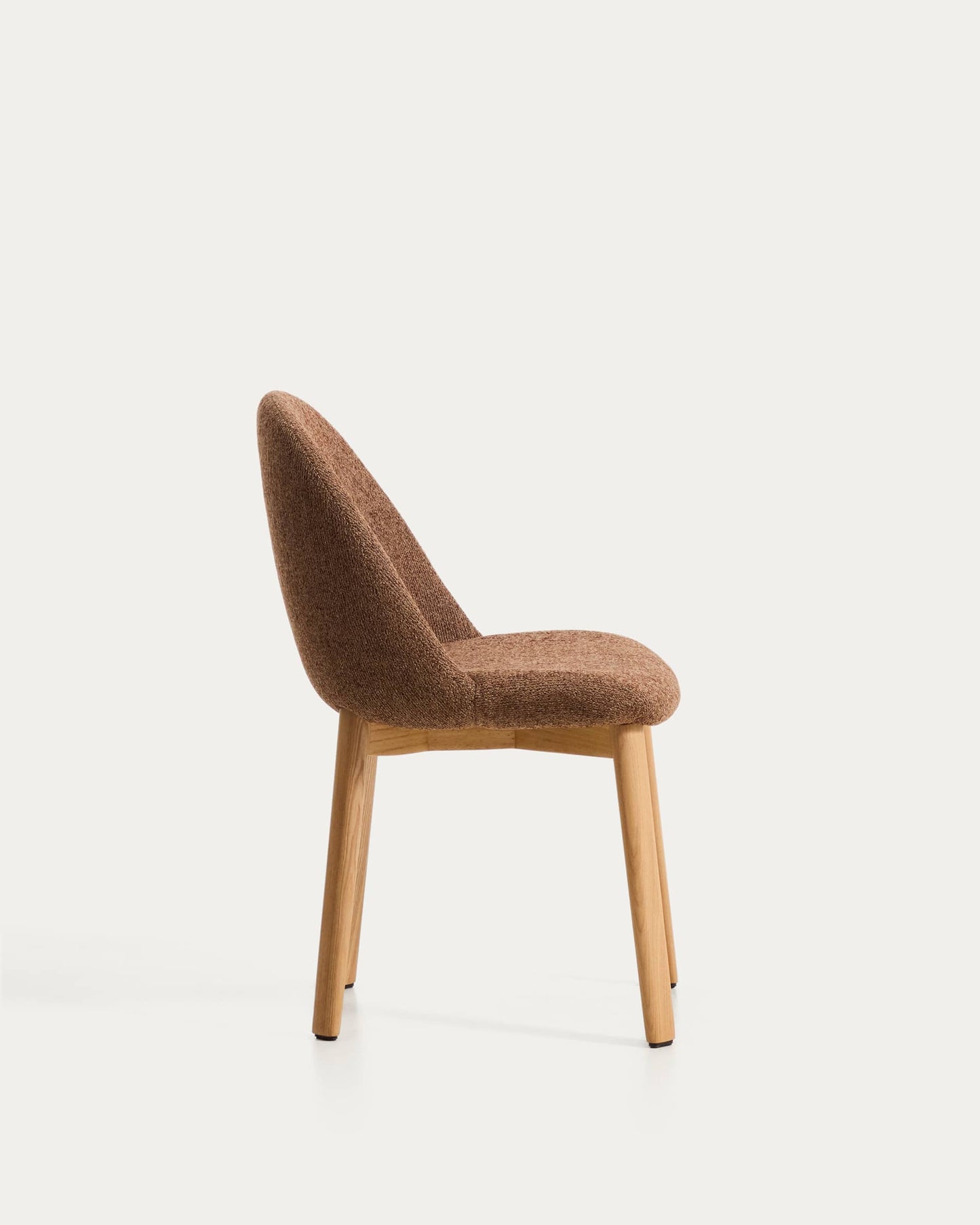 Sedia Meila in ciniglia terracotta e gambe in rovere massiccio con finitura naturale