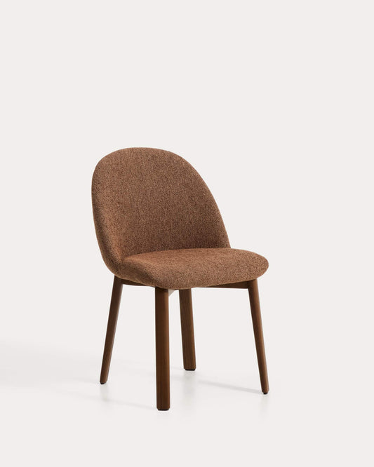 Sedia Meila in ciniglia terracotta e gambe in rovere massiccio con finitura noce