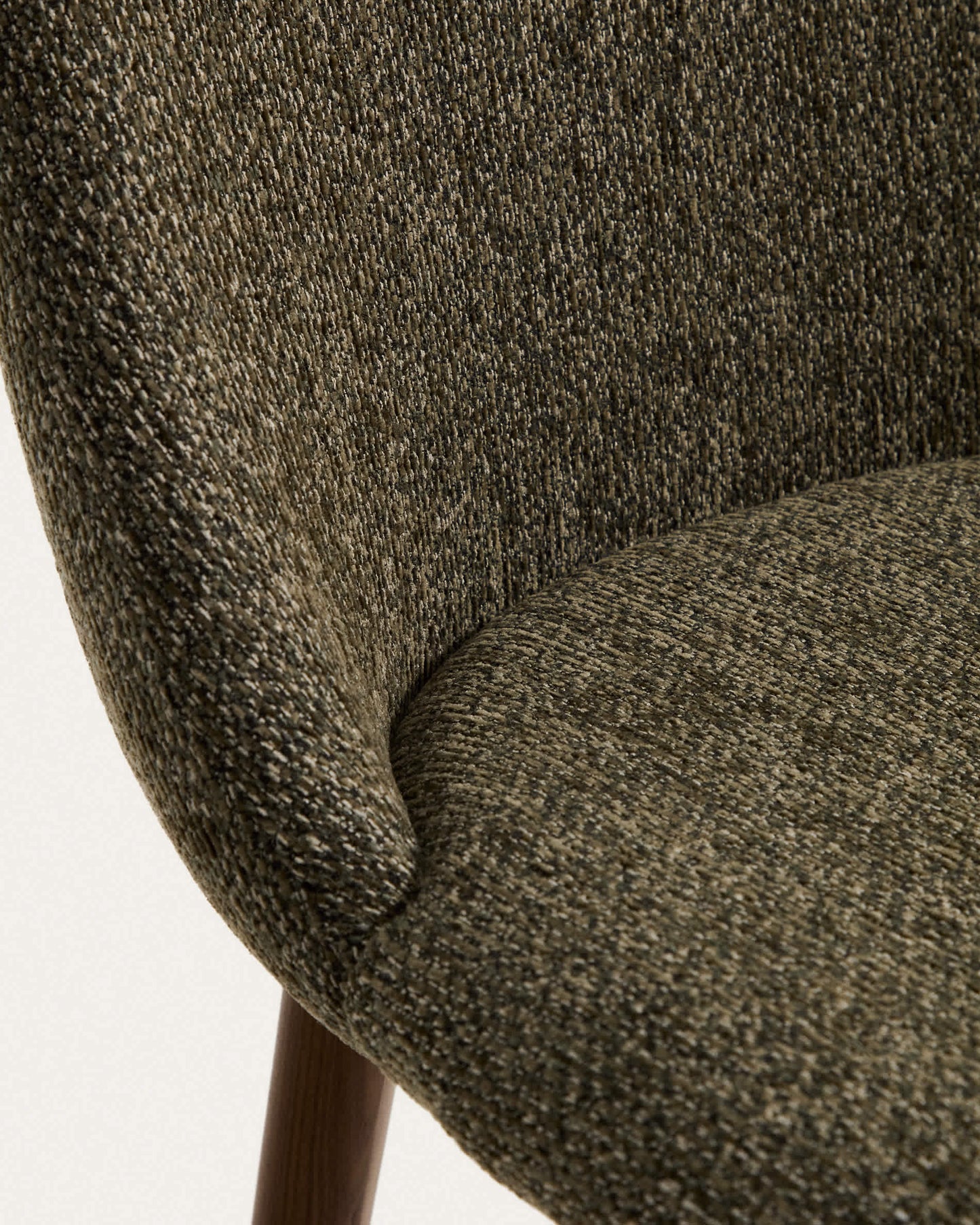 Sedia Meila in ciniglia verde e gambe in rovere massiccio con finitura noce