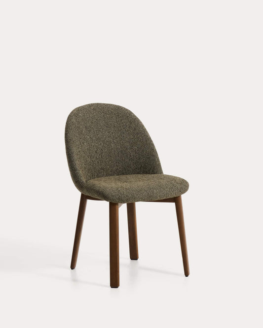 Sedia Meila in ciniglia verde e gambe in rovere massiccio con finitura noce