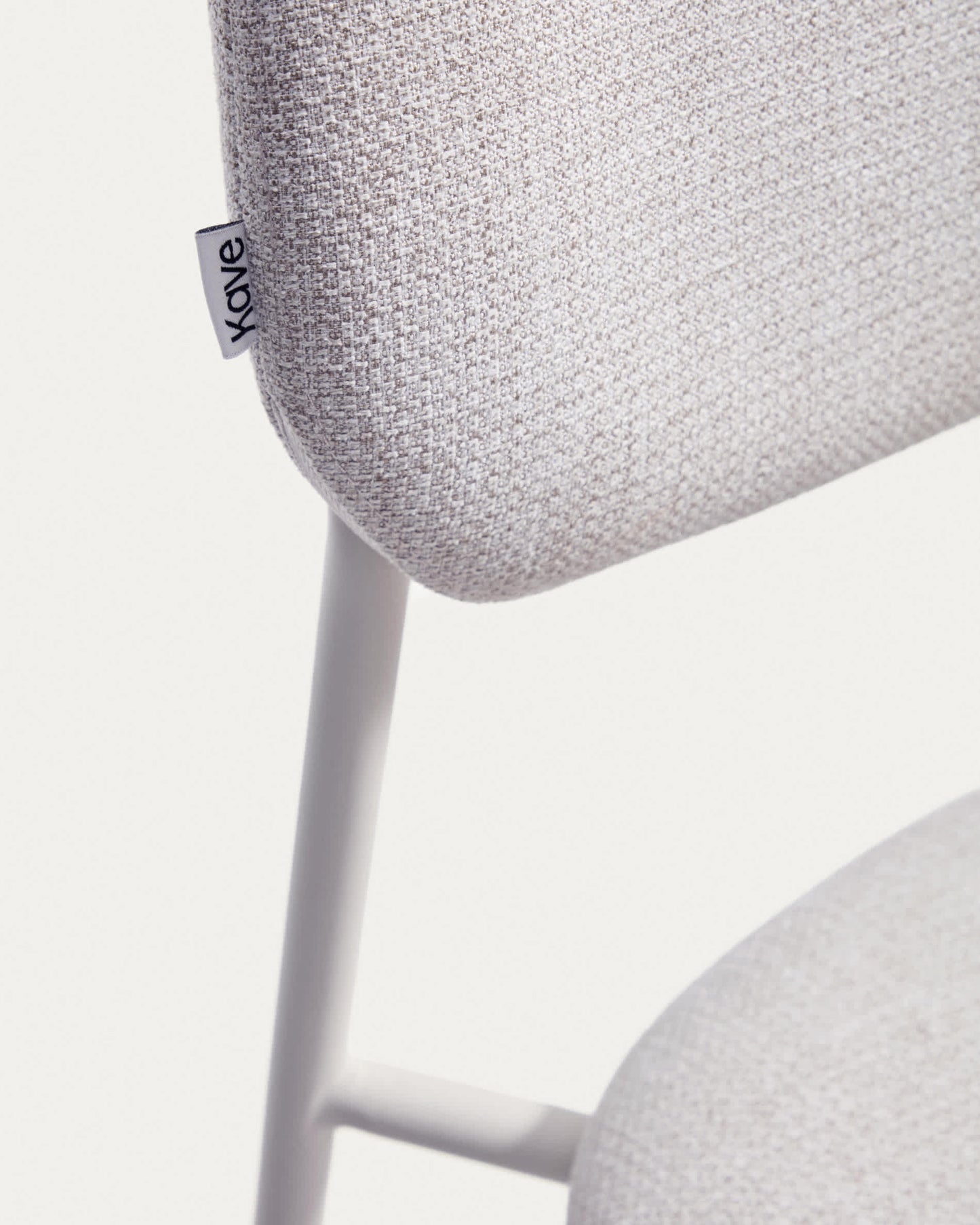 Sgabello impilabile Meli in ciniglia beige con gambe in metallo beige FSC Mix Credit 65 cm