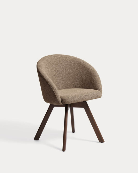 Sedia girevole Marvin ciniglia marrone e gambe di legno massiccio di faggio con finitura noce FSC 100%