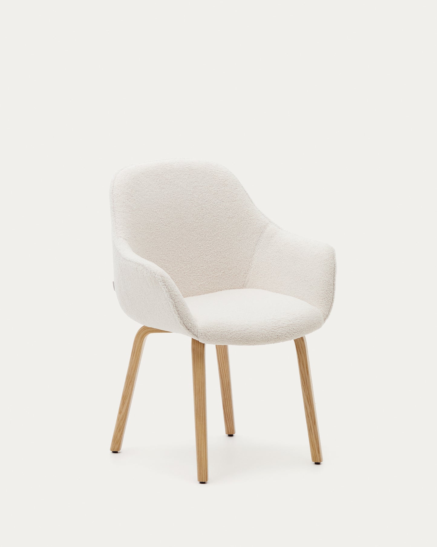 Sedia Aleli in shearling bianco e gambe in legno massiccio di frassino con finitura naturale