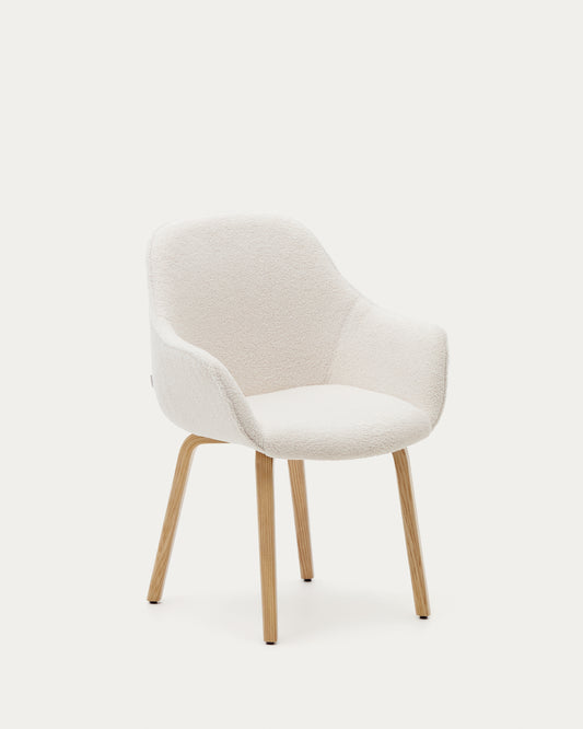 Sedia Aleli in shearling bianco e gambe in legno massiccio di frassino con finitura naturale