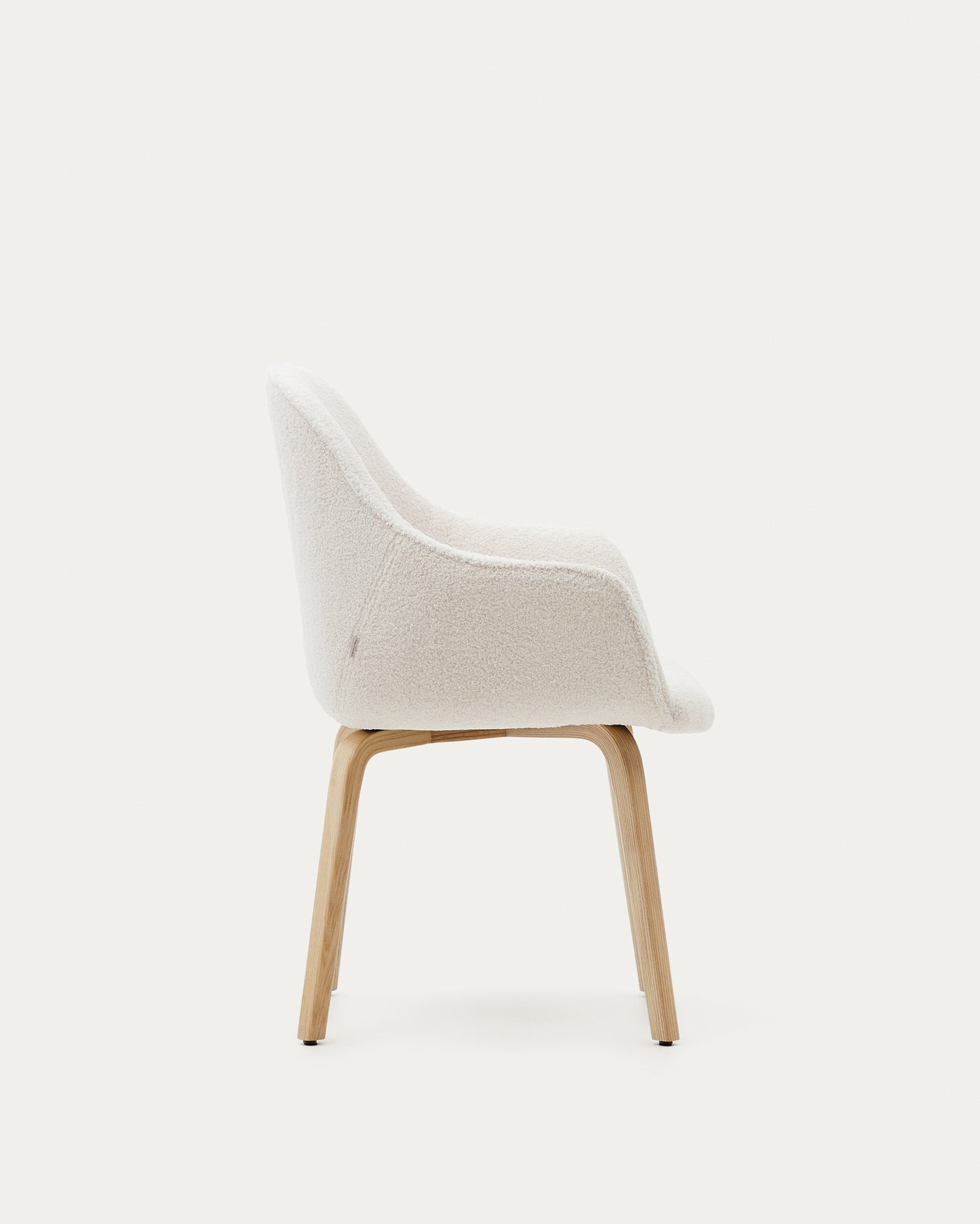 Sedia Aleli in shearling bianco e gambe in legno massiccio di frassino con finitura naturale