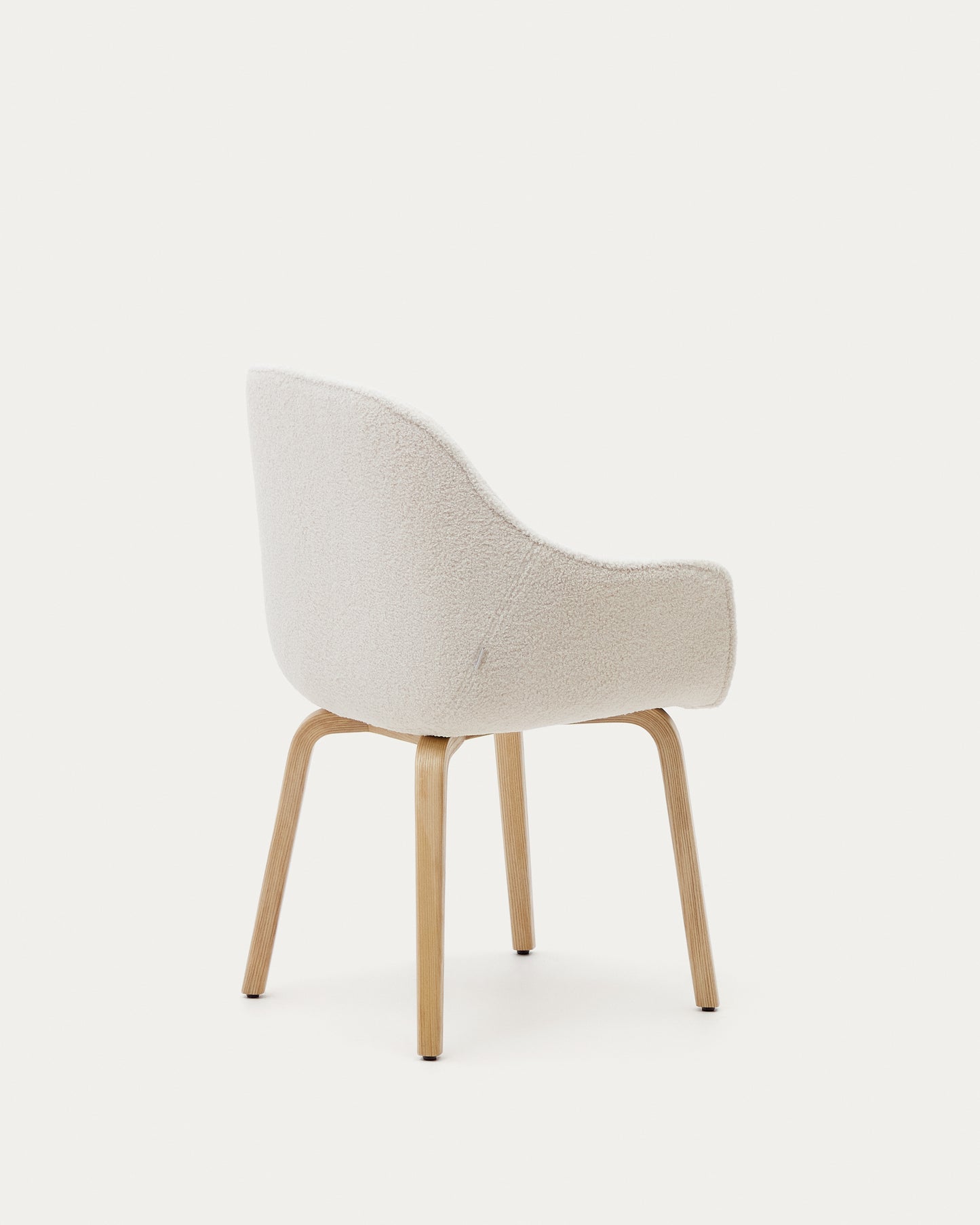 Sedia Aleli in shearling bianco e gambe in legno massiccio di frassino con finitura naturale