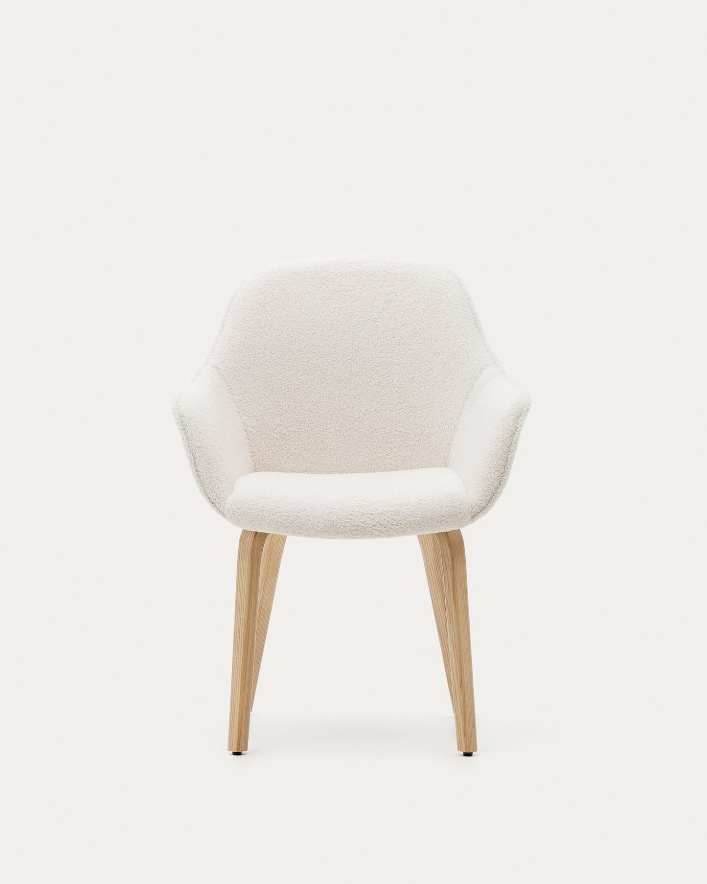 Sedia Aleli in shearling bianco e gambe in legno massiccio di frassino con finitura naturale