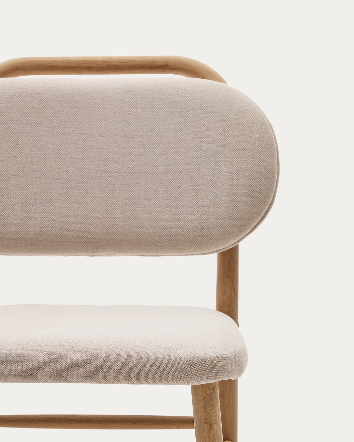 Sedia Helda in ciniglia beige e massello di quercia