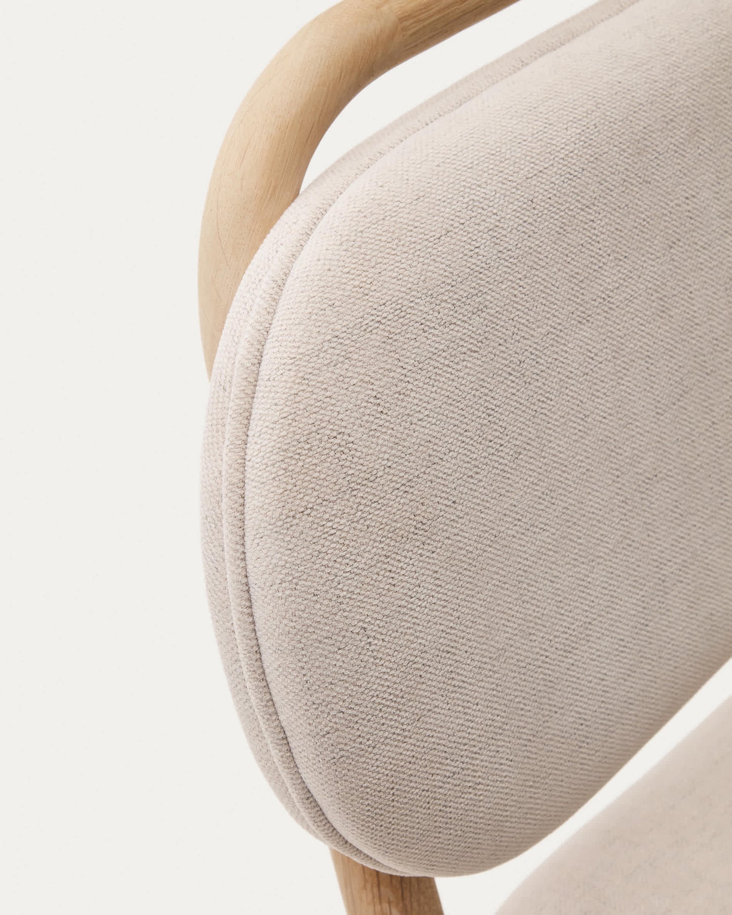Sedia Helda in ciniglia beige e massello di quercia
