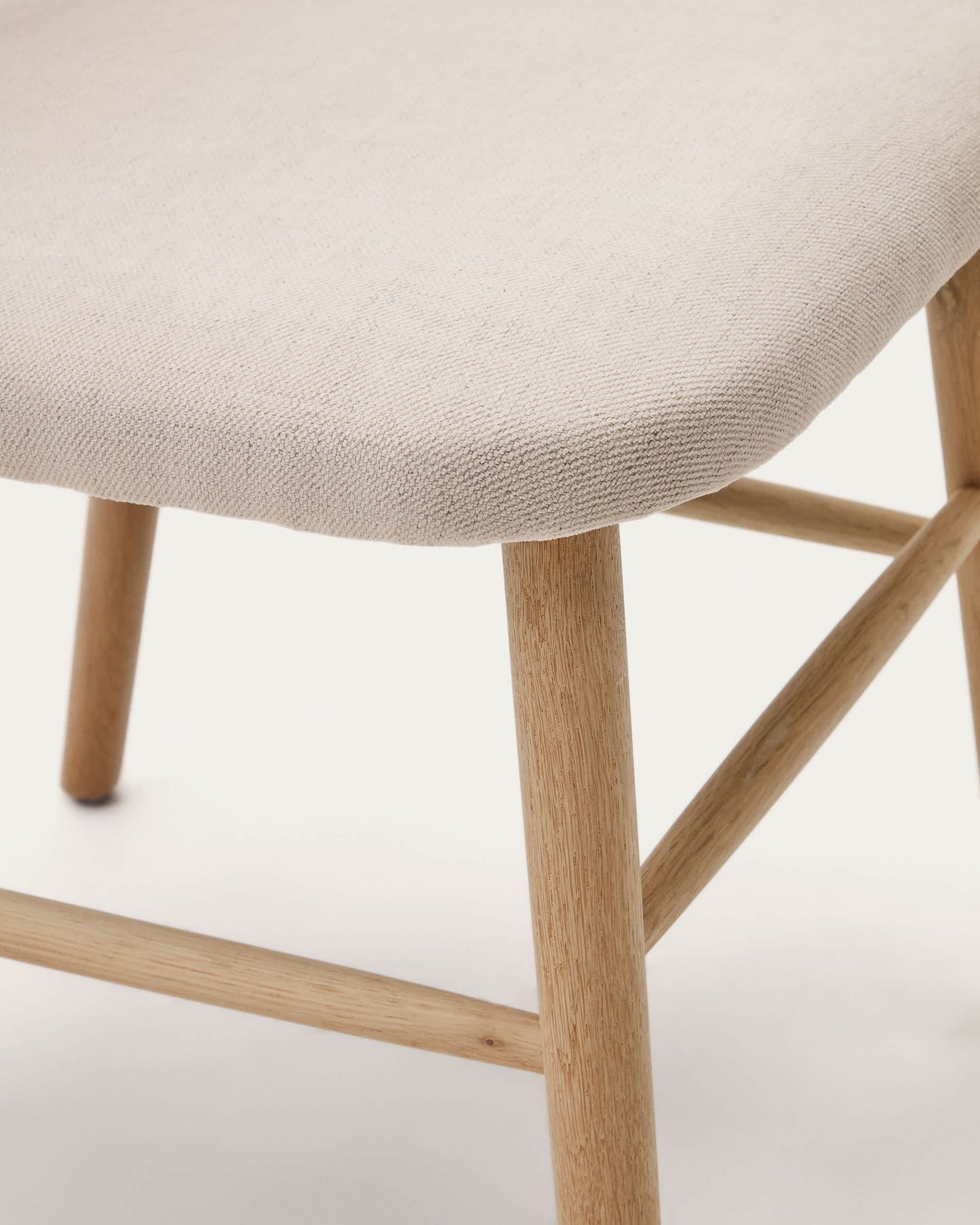 Sedia Helda in ciniglia beige e massello di quercia