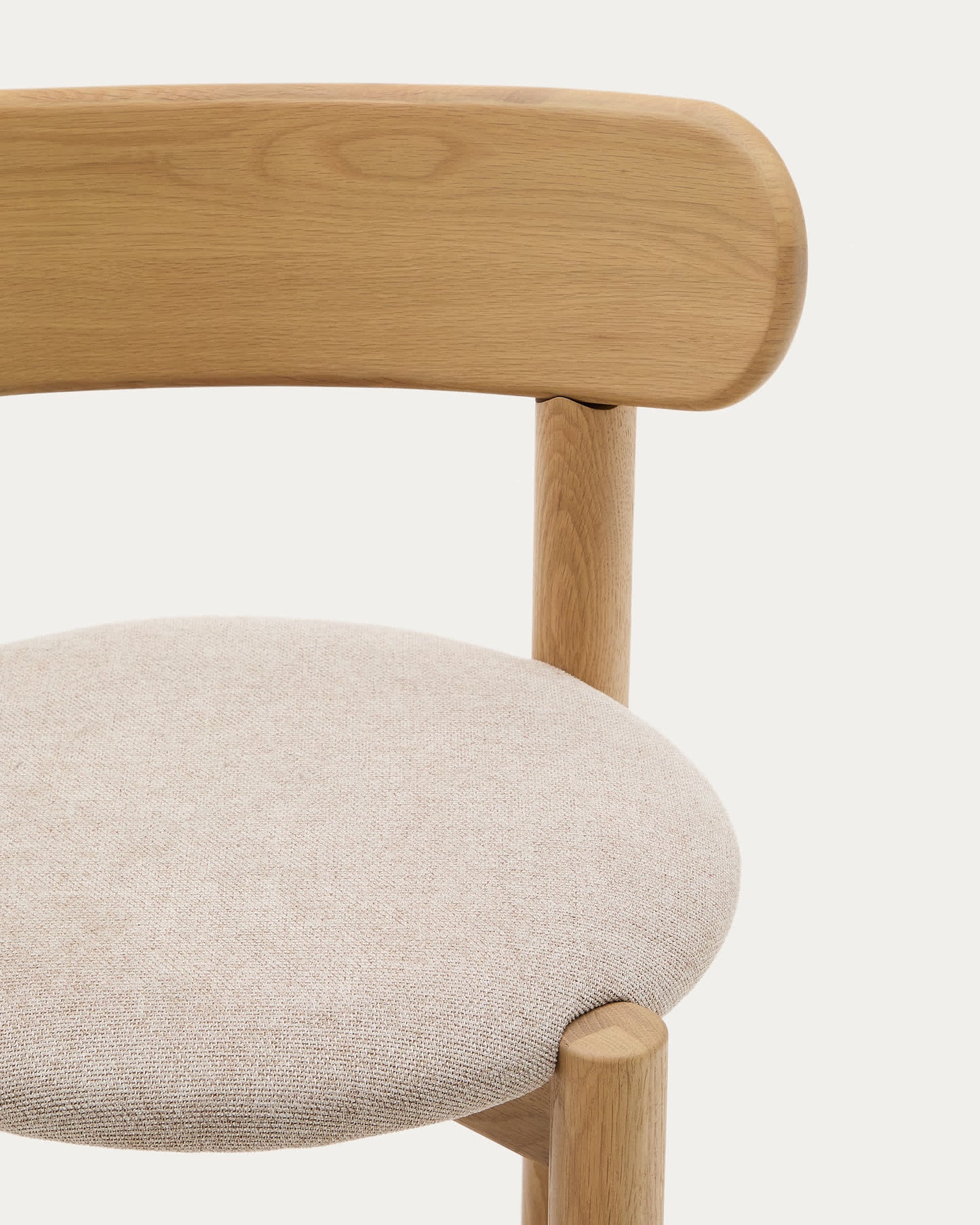 Sedia Nebai in ciniglia beige con struttura in legno massiccio di rovere finitura naturale
