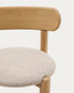Sedia Nebai in ciniglia beige con struttura in legno massiccio di rovere finitura naturale