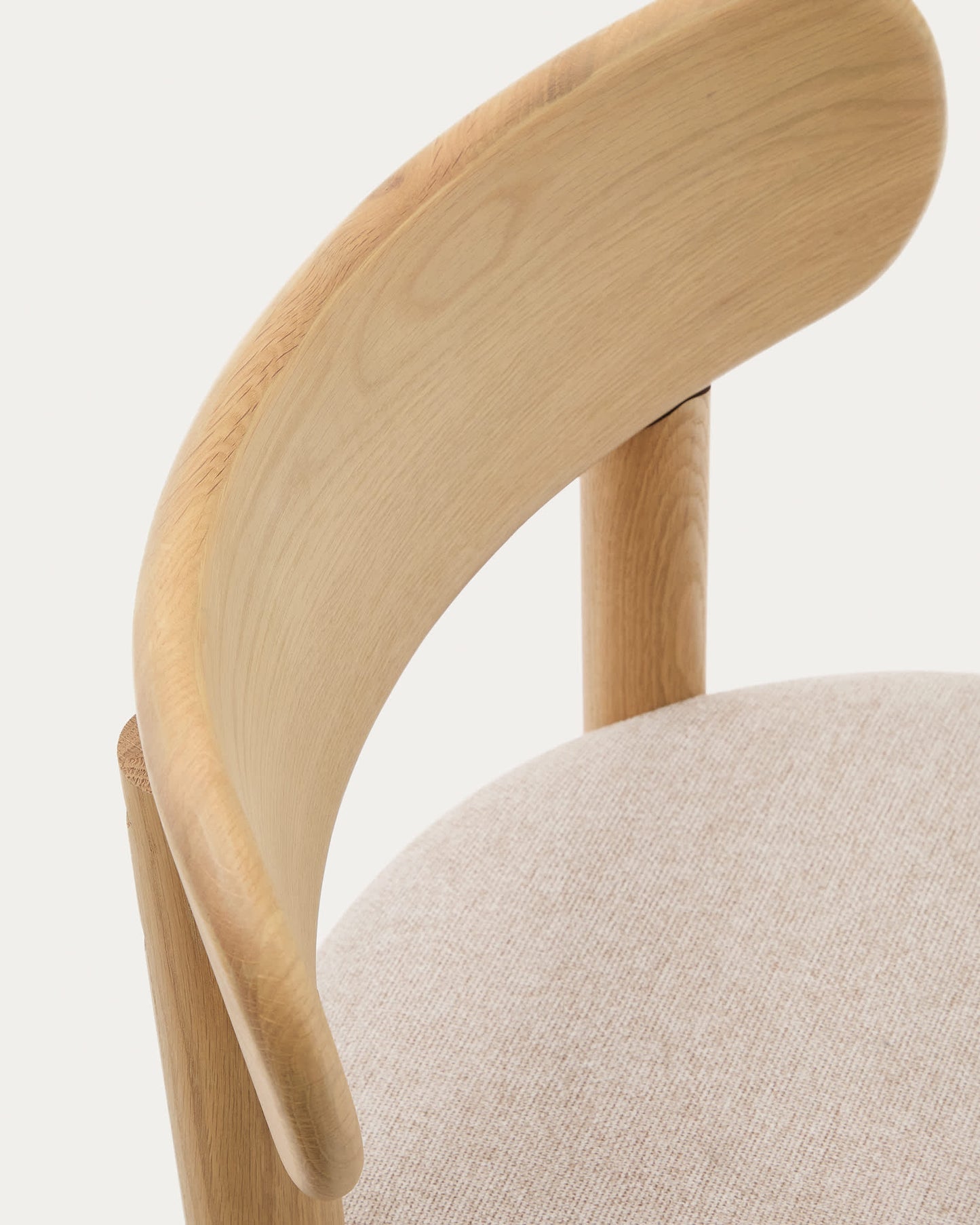 Sedia Nebai in ciniglia beige con struttura in legno massiccio di rovere finitura naturale