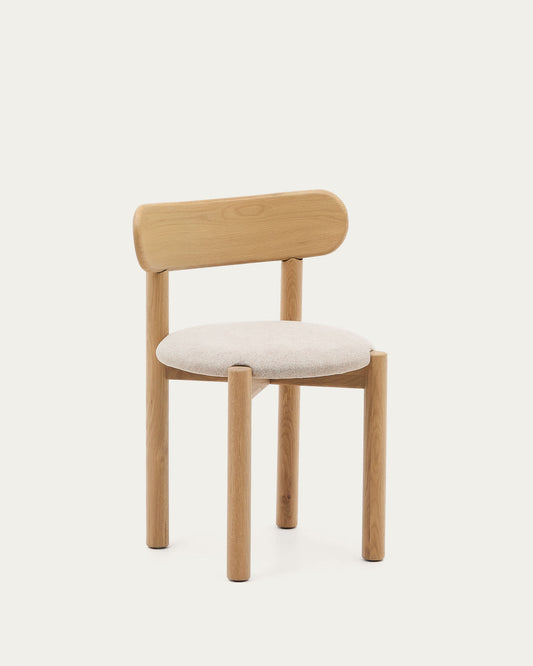 Sedia Nebai in ciniglia beige con struttura in legno massiccio di rovere finitura naturale