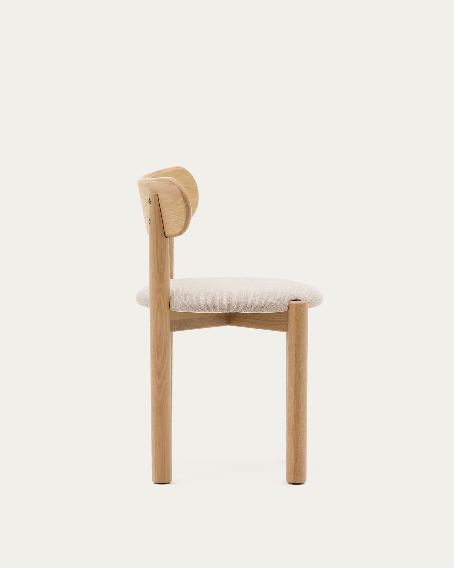 Sedia Nebai in ciniglia beige con struttura in legno massiccio di rovere finitura naturale