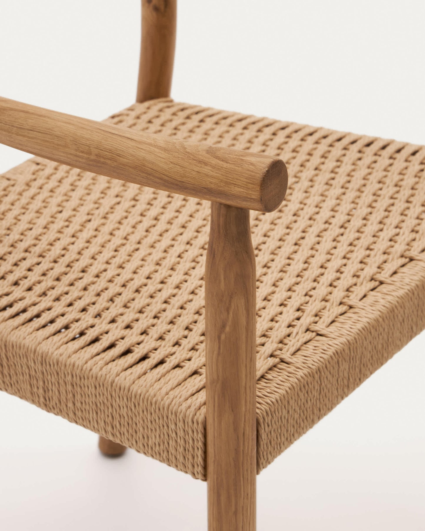 Sedia Yalia in legno massiccio di rovere con finitura naturale e seduta di corda