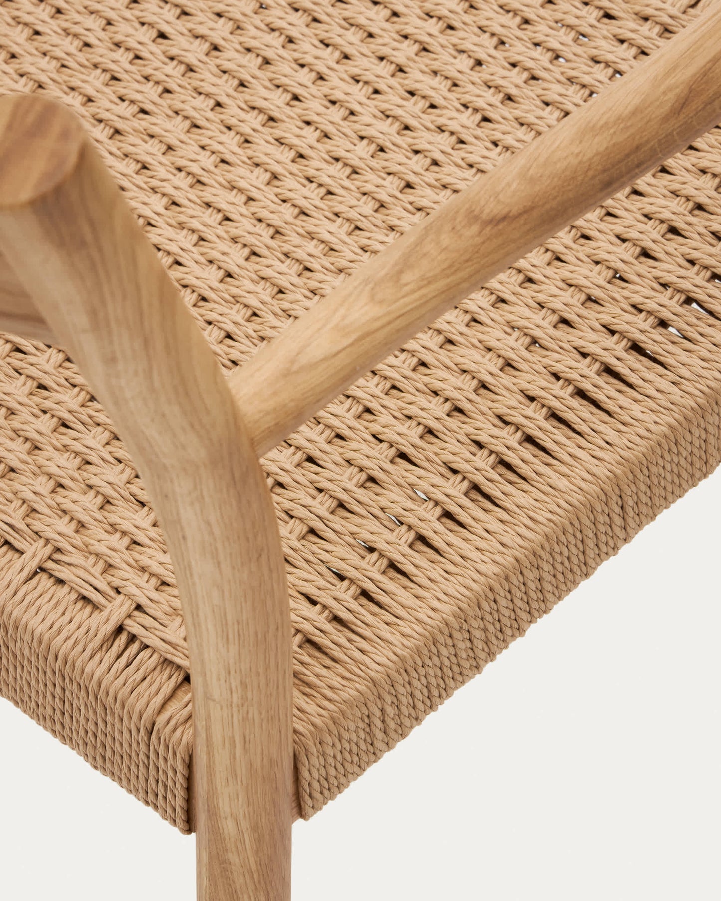 Sedia Yalia in legno massiccio di rovere con finitura naturale e seduta di corda